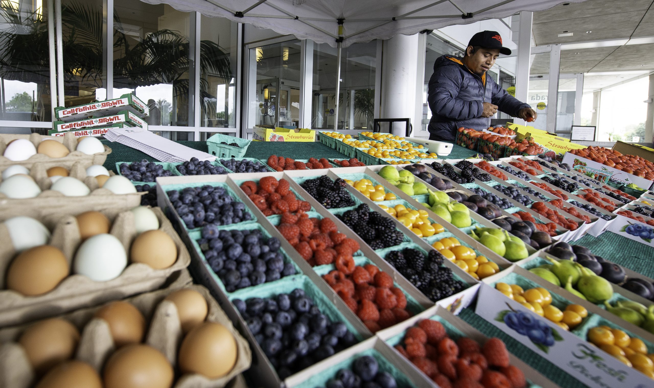 Low-cost farmers market produce