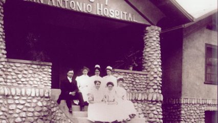 Group of medical staff posing on the steps of San Antonio Hospital in 1907.