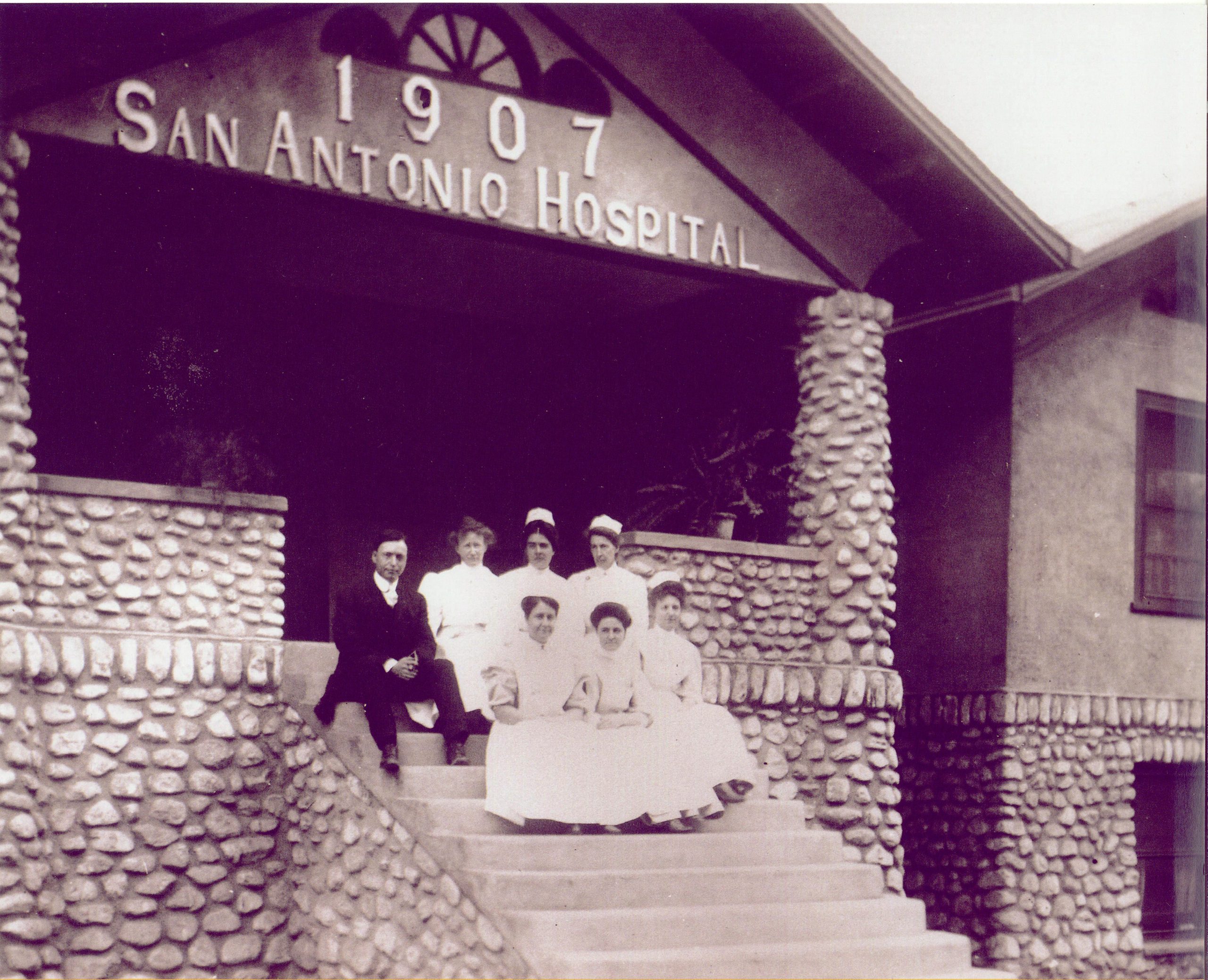 Group of medical staff posing on the steps of San Antonio Hospital in 1907.